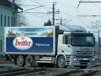 ACTROS 2536 der Brauerei Zwettl quert den Bahn�bergang in Bruck/L.;100223