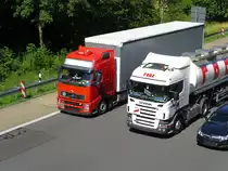 ..SCANIA, VOLVO FH und Opel nutzen am Berg hier die dreispurige A45 ,...19.7.10

