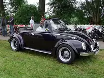 VW-K�fer erscheint wohl ein bi�chen  aufgemozzt  zu einer Oldtimerveranstaltung;100718