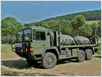 MAN LKW mit gef�llten Wassertanks mit aufbereitetem Wasser, steht neben einer Wasseraufbereitungsanlage in Diekirch am Flussufer der Sauer. 04.07.2010 