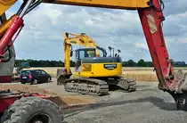 Komatsu PC 228 USLC L�ffel-Raupenbagger auf einer Baustelle in Euskirchen-Fla -  17.07.2010