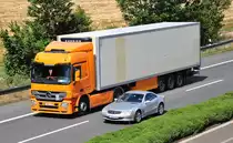 MB Actros K�hlauflieger gegen Mercedes Sportwagen - A61 bei Weilerswist 15.07.2010