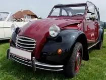 2CV nimmt auf Hochglanz poliert bei der Oldtimerausstellung am Stehrerhof teil; 100704