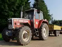 STEYR 8100 wartet bei einer Stra�enbaubaustelle auf weitere Verwendung;100627