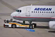 Flugzeugschlepper Goldhofer mit A 320 von Aegean-Air am  Haken  - D�sseldorf 07.06.2010
