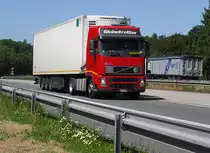 ..VOLVO FH 12 aus Italien -unterwegs als K�hltransporter im Sauerland am 19.7.10