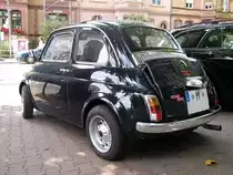  Schadstoffreich & Leistungsarm  -lautet vitzig diese gut gepflegte Fiat 500 in Frankfurt (a. M). Fotografiert: Juli 2010