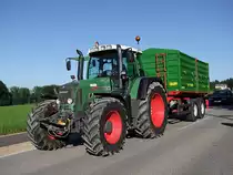 FENDT818 ist mit einem Einachstandemkipper zum Lagerhaus unterwegs;100709