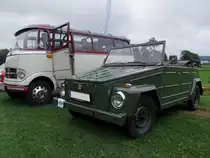 VW-Type18 (K�belwagen) Baujahr1972 wartet im Bezirk Grieskirchen auf die Oldtimerrundfahrt ;100718