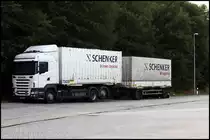 SCANIA HIGHLINE R420 ist f�r SCHENKER unterwegs. Hier sind noch die Zwei Vorg�ngernamen von DB SCHENKER zulesen.