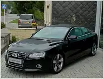 Audi A5 Coup� ausgestellt vor einem Autohaus am 29.07.10