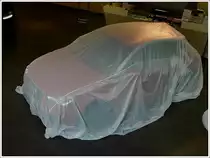 Welches Fahrzeug wurde denn hier versteckt?  Es ist der neue A1, der vor der offiziellen Vorstellung vor neugierigen Blicken versteckt wurde. Juli 2010