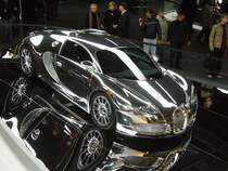 vollverchromter Bugatti Veyron im Bugattipavillion der Autostadt Wolfsburg.
November 2009