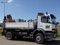 ACTROS wartet mit dem aufgebautem Hydraulikkran auf weitere Einstze;100731