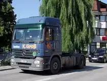 ACTROS1844 am Weg zu seinem abgestellten Auflieger;100731