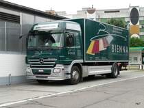 Mercedes Actros 1832 mit Kastenaufbau in Nidau am 11.07.2010