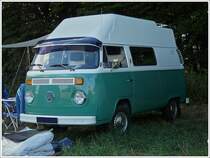 VW T2 mit einem selten zu sehenden Dachaufbau beim VW Treffen in Hosingen 24.07.2010.