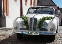 BMW 502 Cabrio als Brautkutsche von dem Kirchenportal von Kloster Andechs, Juli 2010