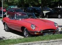 Jaguar E steht auf dem Parkplatz von Kloster Andechs, Juli 2010