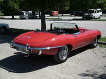 Jaguar E steht auf dem Parkplatz von Kloster Andechs, Juli 2010