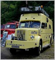 Das als Camper umgebaute Feuerwehrfahrzeug der Marke Magirus Deutz, A 3000, BJ 1952, Dieselmotor mit 90 PS, 5322 ccm, Verbrauch 1 Liter auf 5-6 Km, Hchstgeschwindigkeit 75 Km/h mit   Allradantrieb, Chassis gebaut von der Firma Deutz aus Ulm, der Aufbau stammt von der Firma Motorkracht aus Hoogeveen (NL), gesehen beim Oldtimertreffen in Prm am 01.08.2010.