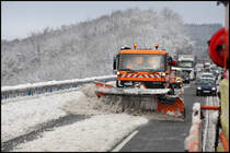ACTROS 1831 berquert die Rahmedetalbrcke in Richtung Sden.