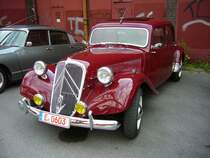 Citroen 15CV/Six. 1952-1957. Der 15CV/Six war im Gegensatz zum 11CV mit einem 6-Zylinderreihenmotor versehen der bei 2.9l Hubraum ca. 78 PS leistete. Durch den greren Motor war der Vorderbau des 15 CV ca. 11 cm lnger als der des 11 CV. Oldtimertreffen Kokerei Zollverein.