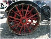 So funktionnierte frher die Kraftbertragung vom Getriebe auf die Rder.
Hier bei dem Oltimertraktor Rumley Oil Pull von 1920.  01.08.2010