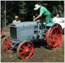 Dieser Mc Cormik-Deering von 1926 wird auch gleich zu einer kleinen Runde ber das Oldtimer Austellungsgelnde lostuckern. Prm 01.08.2010.