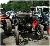 Dieser schn restaurierte Lanz Bulldog, BJ 1928 - 1930, gesehen am 01.08.2010 bei der Oldtimerausstellung in Prm.