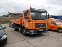 Wieder ein MAN-Kipper am 30.Juli 2010 vor einer Reifenstation in Bergen/Rgen.