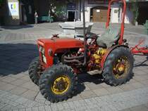 Schmalspurtraktor der Firma Schanzlin aus Weisweil in Baden,
gesehen am Kaiserstuhl, Juli 2010 