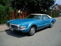 Oldsmobile Toronado von GM,
amerikanisches Coupe der Oberklasse mit Frontantrieb,
wurde in verschiedenen Ausfhrungen von 1965 bis 1992 gebaut,
Oldtimertreff in Holzhausen, Juli 2010