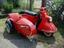 Roller Heinkel-Tourist mit Steib-Seitenwagen,
der robuste Roller wurde von 1953-65 gebaut,
4-Takt 1-Zyl.Motor mit Luftkhlung,
die Nrnberger Firma Steib baute von 1914-57 Seitenwagen,
gesehen bei Freiburg Juli 2010
