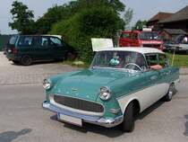 OPEL-Rekord_P2 ist bei der Oldtimerveranstaltung Stehrerhof  auf Parkplatzsuche;100704