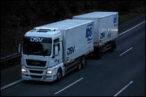 MAN TGX 26.440XXL von DSV ist mit IDS Brcken unterwegs. (03.07.2010)