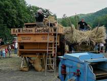 Bis in die 70iger Jahre mussten die Bauern auf diese Art in mhsehliger Arbeit ihr Getreide dreschen, das wurde meistens in den Wintermonaten auf dem Hof in der Scheune gemacht. Hier wurde es auf der Oldtimeraustellung in Prm vorgefhrt. 01.08.2010