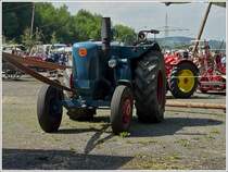 Dieser Lanz Bulldog dient in Prm bei der Oldtimeraustellung dazu mit dem Riemen die Dreschmaschine (ID 40778) anzutreiben. 01.08.2010