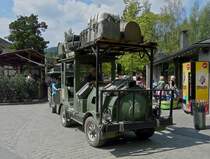 Im Safari-Look ausgestattete Straen-Eisenbahn im Freizeitpark in Coo(B), bei der Abfahrt zu einer 40 mintigen Rundreise durch das angrenzende Wildgehege, in welchen unter anderem Wildschweine, Rothirsche, Mufflons vom Wagen aus gefttert werden knnen.  03.08.2010