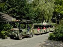 Diese Straen-Eisenbahn hat die Rundfahrt durch das Wildgehege fast beendet und wird in krze die Haltestelle erreichen. 03.08.2010  