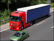 ..Mercedes-Actros in schlichtem rot/blau bei Ldenscheid gesehen..19.7.10