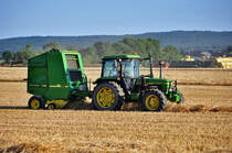 John Deere 2140 mit  Strohsammler  auf einem Acker bei Euskirchen - 18.07.2010