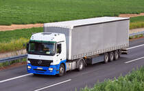 MB Actros 1844 Pritsche auf der A61 bei Heimerzheim - 28.07.2010