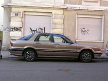 Seitenansicht: fünftürer Mitsubishi Galant (6. Generation 1987-1993). Gesehen: Juli 2010.