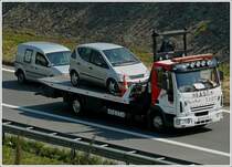 Iveco Eurocargo Abschleppwagen auf der Auffahrt des Autobahnringes von Antwerpen. Juni 2010