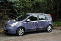 Niesan, mit Aufdruck einer Jeanshose, gesehen in Hamburg/Bullenredder, am 03.8.2010