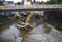 Ein Cat Bagger, bei der Arbeit am Bahnhof in Celle, am 03.08.2010