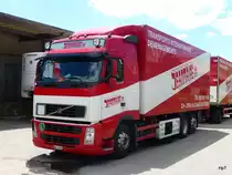 Volvo FH 440 mit Kastenaufbau in la Chaux de Fonds am 31.07.2010