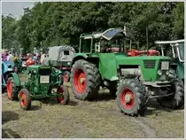 Der Fortschritt ist bei diesen beiden Traktoren mit einem Altersunterschied von 30 Jahren gut zu erkennen.
der Kleine aus dem Jahr 1940 mit 1100 ccm und 11 PS, der Gro�e Deutz 9006 A, BJ 1970, 5655 ccm mit 92 PS, aufgenommen beim Oldtimertreffen in Pr�m am 01.08.2010. 