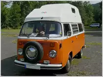 Etwas abseits von den Oldtimern stand dieser VW T 2 in Pr�m am 01.08.2010.